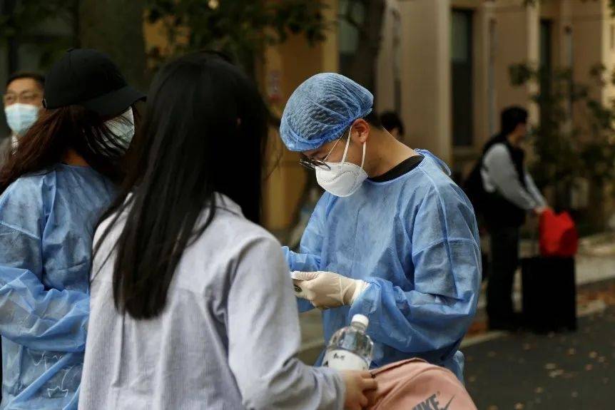 疫情下的上海，民众面临的身心健康双重挑战