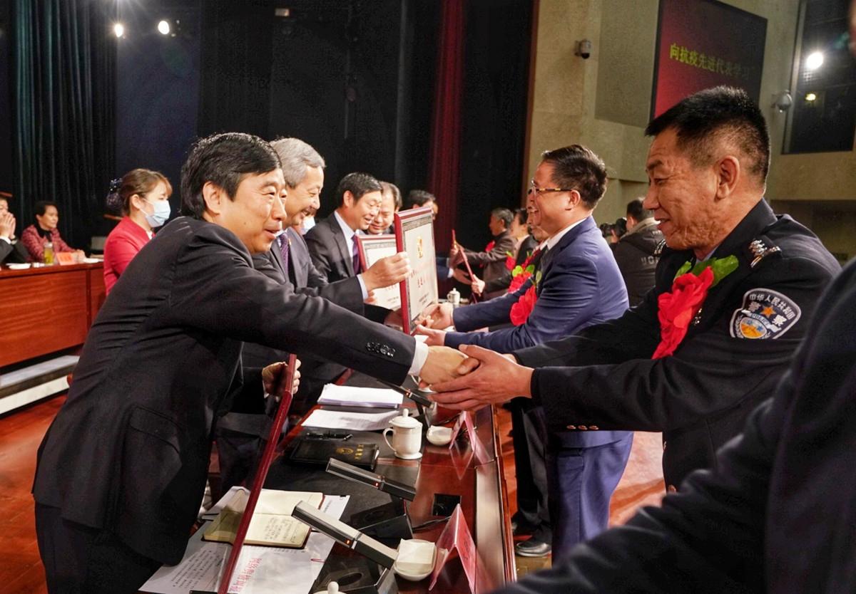 新冠肺炎疫情，从初现到全球大流行的起源与全球应对策略