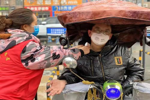 疫情中的温暖力量，那些感动人心的视频瞬间